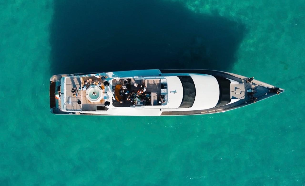 Avalon 115 ft en renta en Cancún