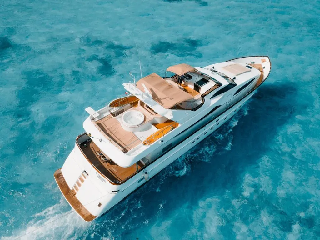 Azimut 100' en renta en Cancún
